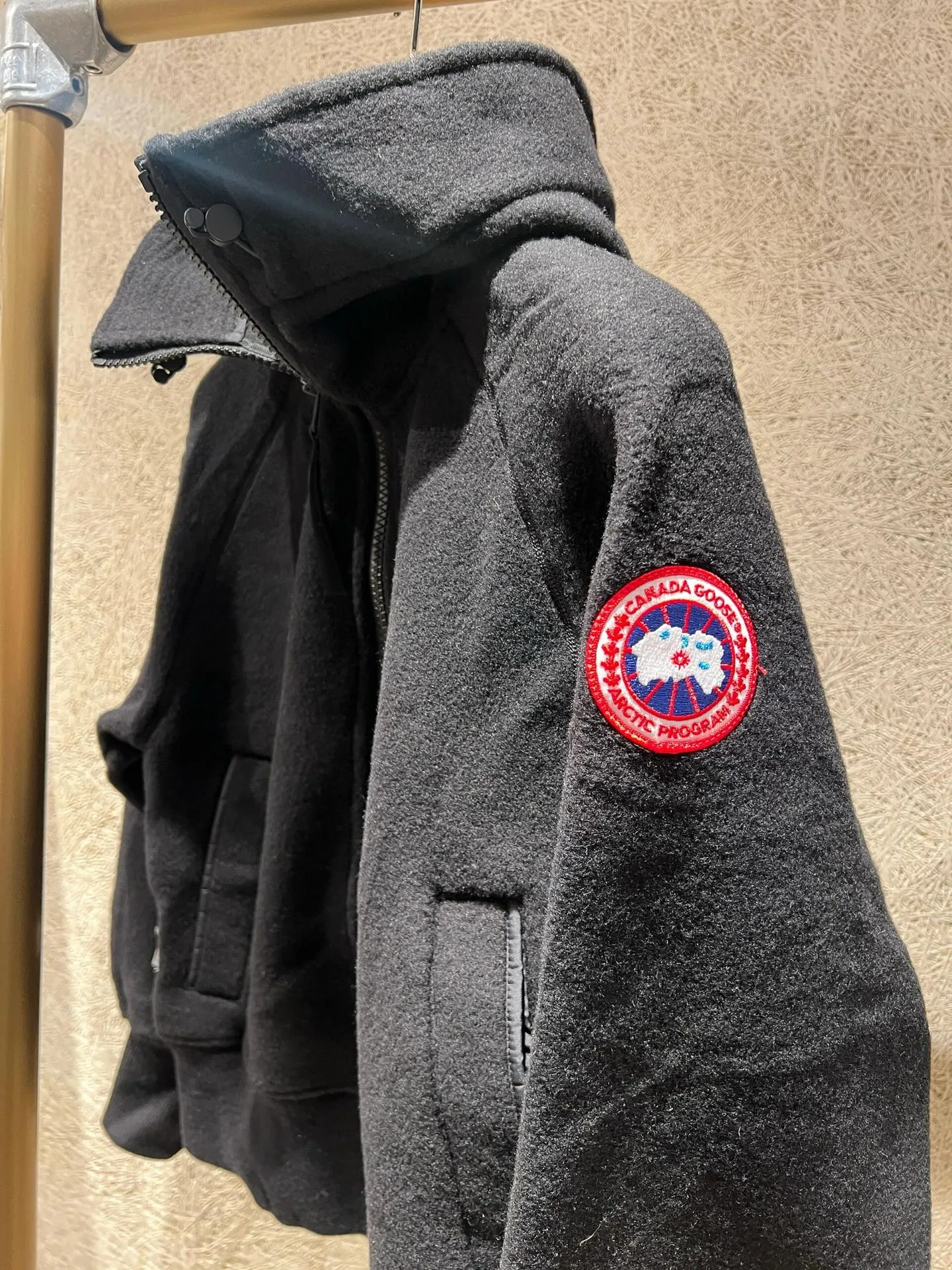 P660 Big Goose White Label Hooded Cashmere Sweatshirt Jacket [Original Mold] [Perfectly Restored] Canada Goose Canada Goose SS22 Chilliwack Humanature 01 Logo Label Zipper Drawstring Hooded Fleece Long Sleeve Bomber Jacket 7102W1 Exclusively customized wool fabric. Only compared with ZP. The popularity of this season’s new style does not require any elaboration. The fabric is warm and comfortable long plush. It is easy to put on and take off. High-tech breathable space cotton liner. It makes the entire garment very stiff and soft, comfortable and lightweight at the same time. Breathable, soft, not sweaty, lightweight, stylish, and non-deformable. The iconic double-striped reflective strips are designed behind the collar and hood. No detail is missed. High-density goose badge. All threaded accessories are customized. Three colors to choose from. Each one is super western. The upper body effect is very high-end. The loose version is not bloated at all. It is quite fashionable. It can be said that it is a very unique design. This year's must-have style is the same for men and women🔥 Color: black color code, dark gray, goose egg yolk Size: XS.-M